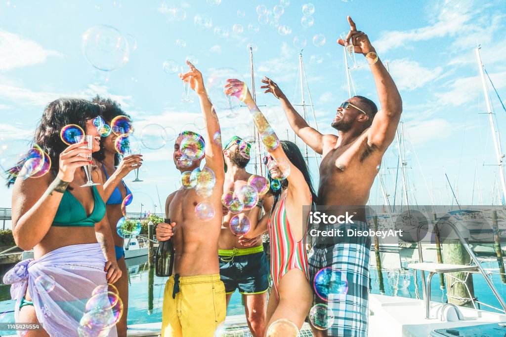 Happy vrienden drinken champagne in de zomer Boat Party-jonge mensen die plezier vieren en dansen-jeugd Lifestyle, exclusieve Fest en vakantieconcept-belangrijkste focus op het centrum jongens gezichten - Royalty-free Feest Stockfoto