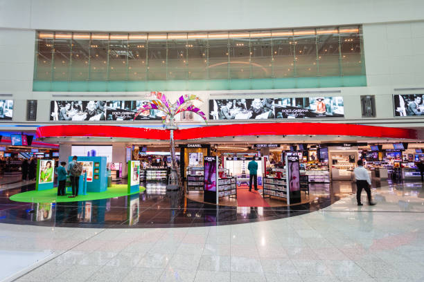duty free, aeroporto internazionale di dubai - dubai united arab emirates airport indoors foto e immagini stock