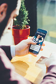 mann-nutzt-mobiles-banking.jpg?b=1&s=170x170&k=20&c=Y19ZqPQ5RcYpLKE021OnpUGxpvSIJM1E-3uIvP4VbLk=