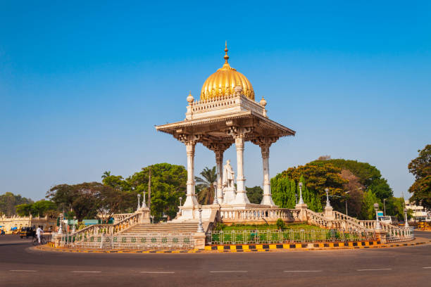 statue de maharaja chamarajendar wodeyar - wodeyar photos et images de collection