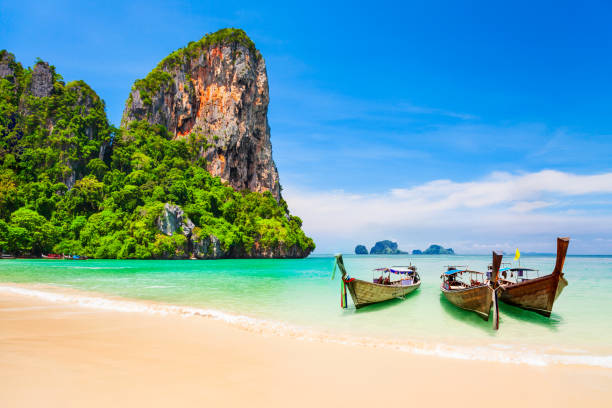 タイの澄んだ水のビーチ - phi phi islands ストックフォトと画像