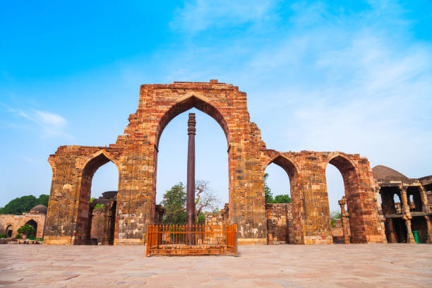 iron pillar of delhi, india - qutub imagens e fotografias de stock