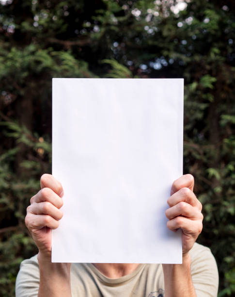 człowiek trzyma plakat, pusty billboard.banner - man holding a sign zdjęcia i obrazy z banku zdjęć