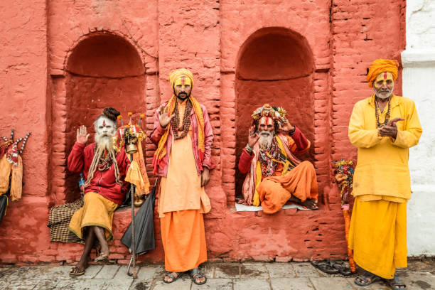 ネパール、カトマンズの pashupatinath 寺でヒンズー教徒のサドゥー (babas) - bagmati ストックフォトと画像