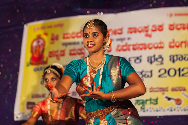 インド舞踊を演じるアーティスト - bharatanatyam ストックフォトと画像