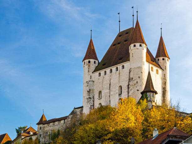 schloss in thun, berner oberland, schweiz, europa - lake thun swiss culture switzerland berne stock-fotos und bilder