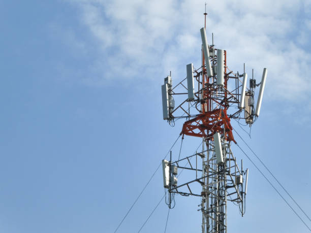 телекоммуникационная башня на фоне голубого неба с облаками. - tower 3g mobile phone communication стоковые фото и изображения