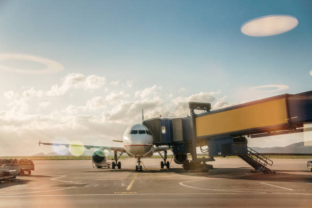 aereo in un aeroporto - passenger boarding bridge foto e immagini stock