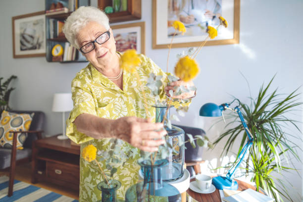 mujer mayor en casa - florist women bouquet spring fotografías e imágenes de stock