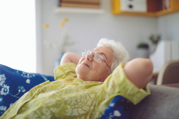 mujer mayor en casa - one person lifestyles 80 plus years indoors fotografías e imágenes de stock