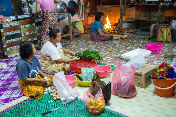 malaysia: culinária das mulheres de iban - iban tribe - fotografias e filmes do acervo