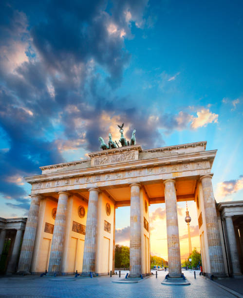 бранденбургские ворота и телебашня в берлине - berlin germany стоковые фото и изображения