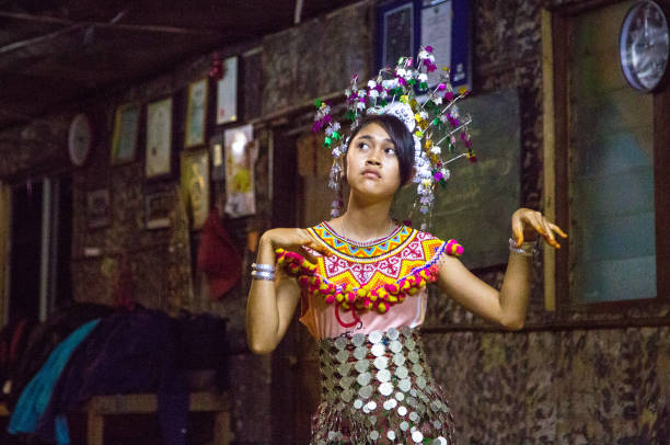 malásia: dança tradicional iban - iban tribe - fotografias e filmes do acervo