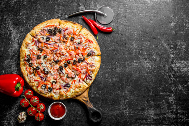 морская пицца с креветками и сырным соусом. - 7646 стоковые фото и изображения