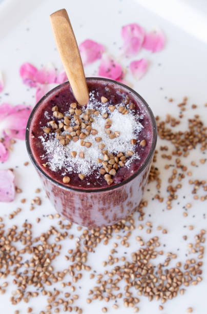 Batido de frambuesa con frambuesa y coco - foto de stock