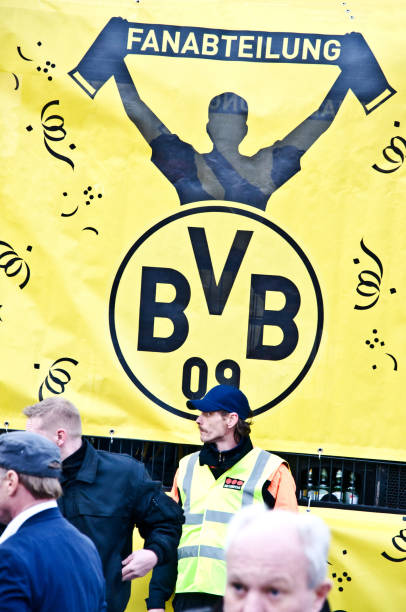 le personnel de sécurité, les touristes et les habitants de la parade de dortmund rosenmontag en allemagne. - football police officer crowd photos et images de collection