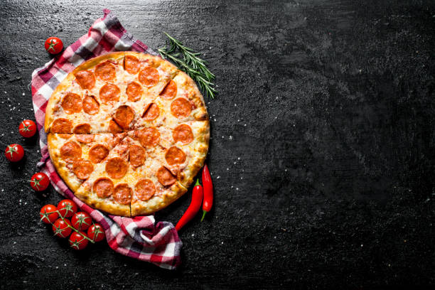 pizza de pepperoni con tomates en una rama. - 5934 fotografías e imágenes de stock