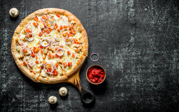 pizza con salsa de pollo y queso. - 7003 fotografías e imágenes de stock