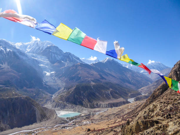 nepal-la bandera de las oraciones balanceo por el hallazgo - many colored prayer flags fotografías e imágenes de stock