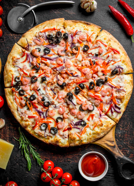meerespizza mit garnelen, oliven und käse. - 7654 stock-fotos und bilder