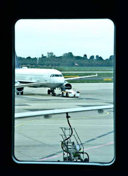 immagine incorniciata da finestre dell'aereo - oval shape foto e immagini stock