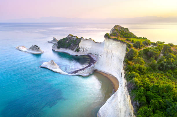 piękny widok na przylądek drastis na wyspie korfu w grecji - corfu greece sea beach zdjęcia i obrazy z banku zdjęć