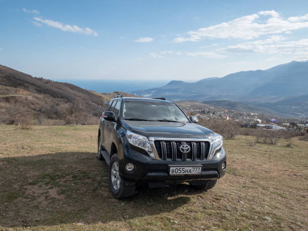 ブラックオフロードカートヨタランドクルーザープラド自然の中での駐車 - off road vehicle 4x4 jeep mud ストックフォトと画像