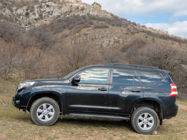 ブラックオフロードカートヨタランドクルーザープラド自然の中での駐車 - off road vehicle 4x4 jeep mud ストックフォトと画�像