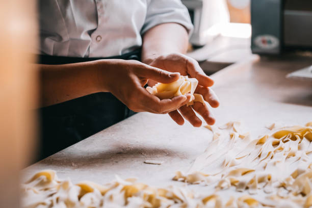 las manos de la mujer chef haciendo pasta - healthy eating pasta flour food fotografías e imágenes de stock