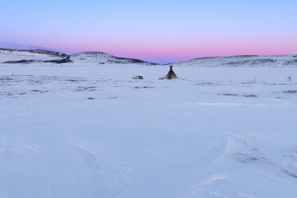 por do sol sobre o acampamento do pescador do nómada na tundra ártica - montes urales - fotografias e filmes do acervo