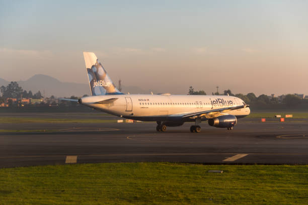 el avión jetblue aterrizó en el aeropuerto de bogotá. - landed airplane travel commercial airplane fotografías e imágenes de stock