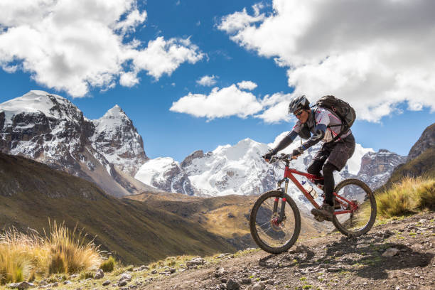 mountain bike panoramica a cordillera huayhuash, perù. - huaraz foto e immagini stock