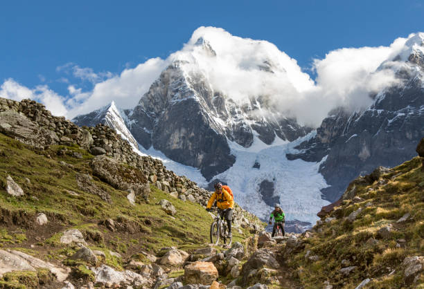 mountain bike rocciosa a cordillera huayhuash, perù. - huaraz foto e immagini stock