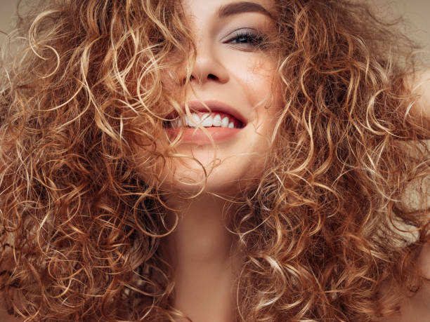 braune haarige frau mit voluminöser frisur - frizzy hairstyle human hair women stock-fotos und bilder