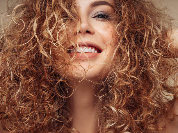 brązowowłosa kobieta z obszerną fryzurą - hair care hairstyle women curly hair zdjęcia i obrazy z banku zdjęć