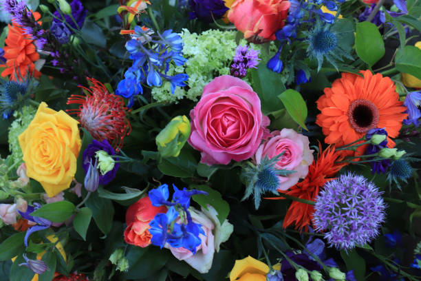 fleurs colorées de mariage - floral centerpiece photos et images de collection