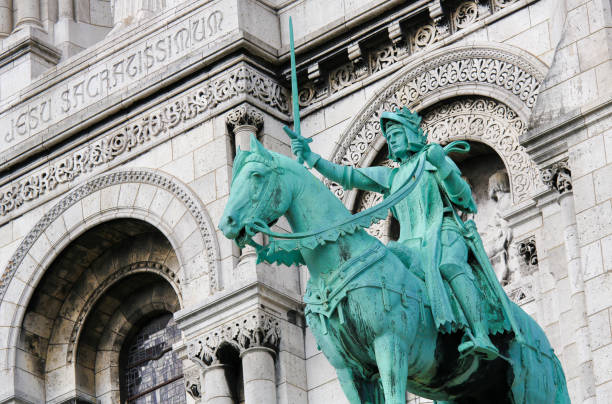 statua equestre di giovanna d'arco al sacre coeur di parigi - jeanne foto e immagini stock