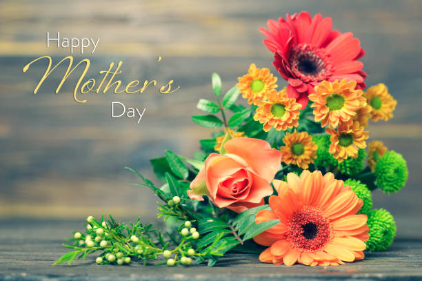 biglietto happy mothers day con fiori su sfondo legno - mothers day immagine foto e immagini stock