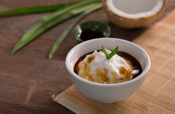 farine de riz bouillie dans du lait de coco. sumsum bubur - screwpine photos et images de collection