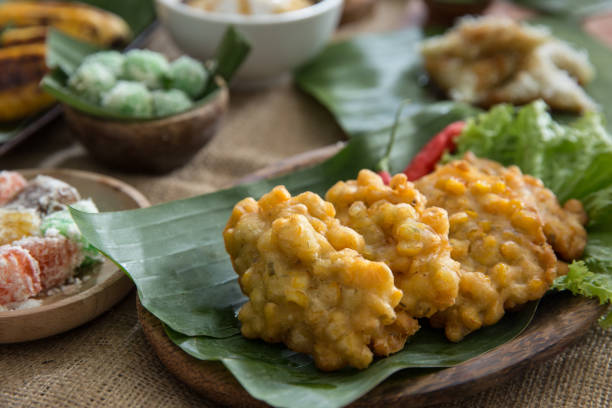 индонезийский тради�ционный бергедель или бакван кукурузы - bakwan стоковые фото и изображения