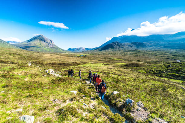 grupa przyjaciół na wzgórzach - landscape uk scotland scenics zdjęcia i obrazy z banku zdjęć