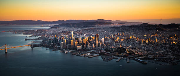 vue aérienne de san francisco downtown skyline au coucher du soleil, californie, ca - san francisco bay area photos et images de collection
