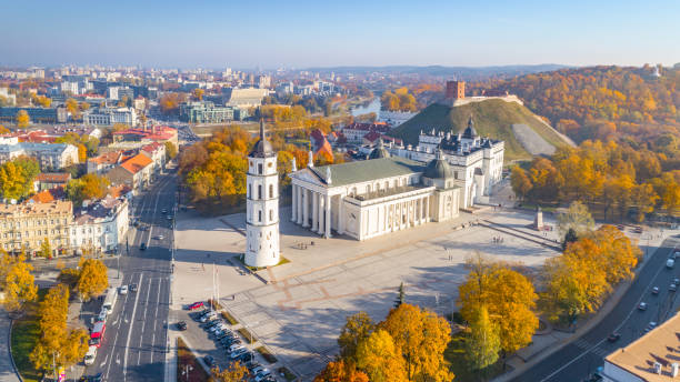 the cathedral square, main square of the vilnius old town, a key location in city's public life, situated as it is at the crossing of the city's main streets, vilnius, lithuania - photography tower cityscape flag imagens e fotografias de stock