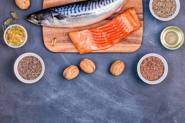 fuentes de omega 3-caballa, salmón, semillas de lino, semillas de cáñamo, chia, nueces, aceite de linaza. - nutritional supplement salmon food flax fotografías e imágenes de stock