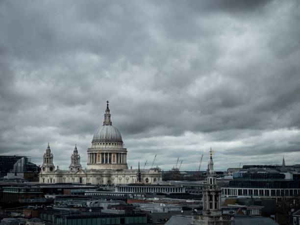a view of st pauls cathedral on an overcast day - crane skyline uk tower of london imagens e fotografias de stock
