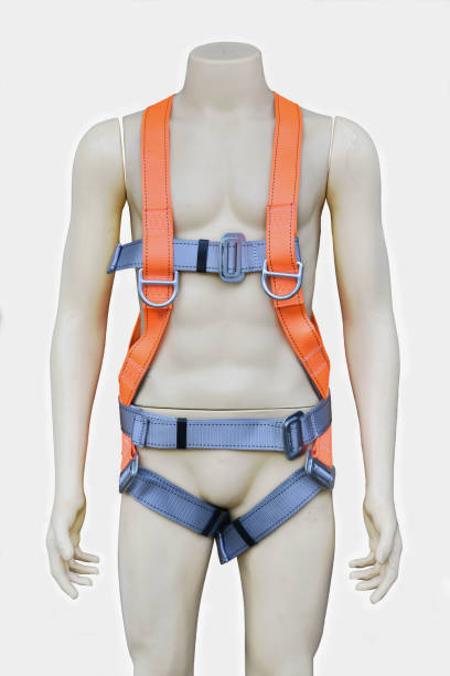マネキンは、孤立した背景に建設安全ベルトを着用しています。 - body construction ストックフォトと画像