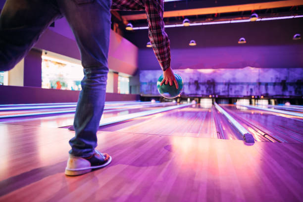 ボウリングをする男 - bowling holding bowling ball hobbies ストックフォトと画像
