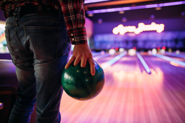 hombre sosteniendo bola de boliche - bowling holding bowling ball hobbies fotografías e imágenes de stock