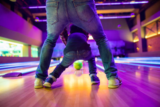 vater und sohn beim bowling alley - agrobacter stock-fotos und bilder