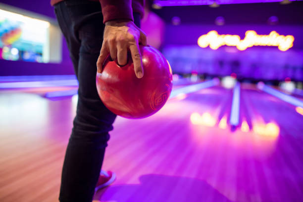 mann mit bowlingball - bowling holding bowling ball hobbies stock-fotos und bilder